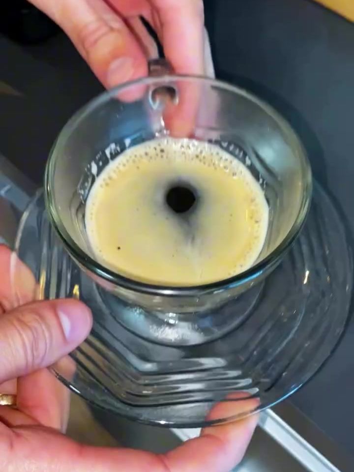 Xícara de café espresso servida na barbearia
