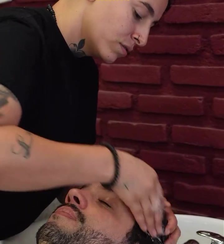 Cliente no lavatório recebendo massagem no couro cabeludo